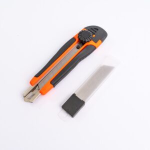 ESTILETE ACOMPANHADO DE 3 LAMINAS